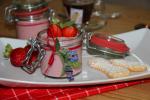 Erdbeerquark-mit-Loeffelbisquitplaetzchen